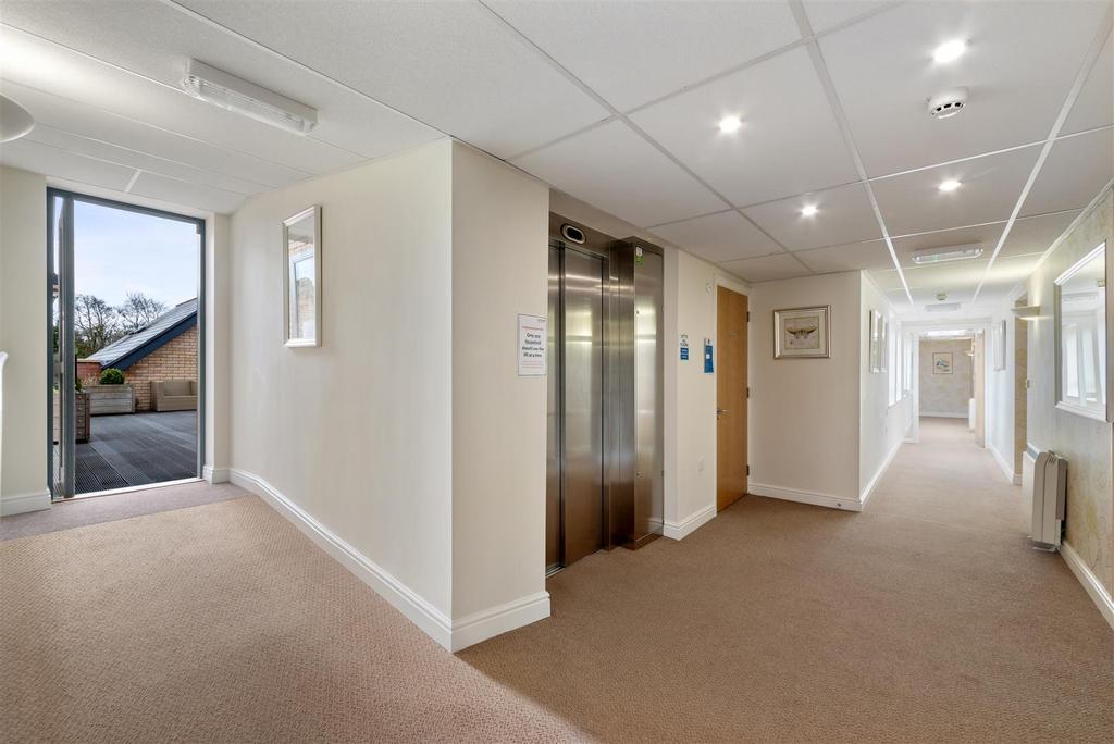 Apartment close to lift and rooftop terrace.jpg
