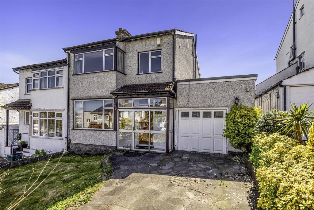 Wales Avenue, Carshalton, Surrey 3 bed detached house £1,750 pcm (£