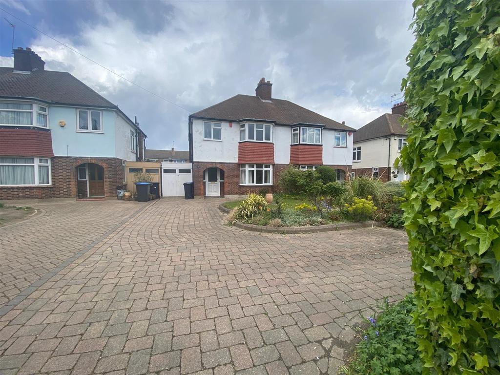 Carterhatch Lane, Enfield 3 bed semidetached house £1,700 pcm (£392 pw)
