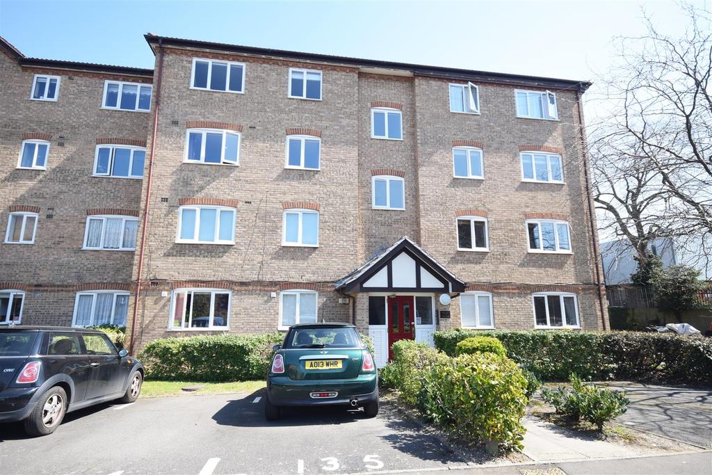 Varsity Drive, Twickenham 1 bed flat £1,200 pcm (£277 pw)