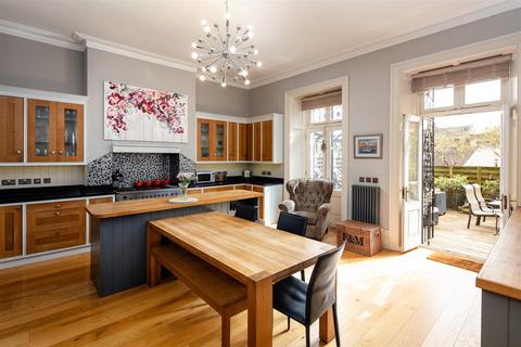 10 Gloucester Row, Bristol, BS8 4AW