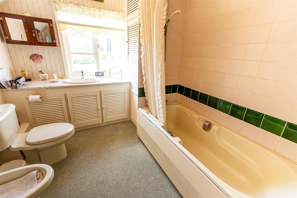 En suite Bathroom.jpeg
