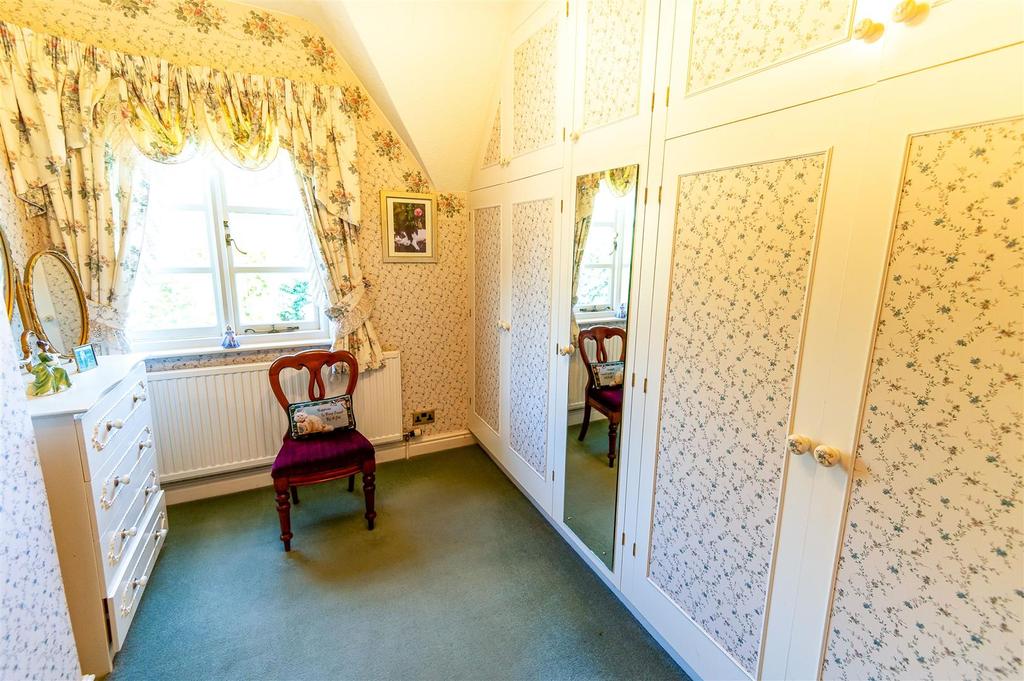 Bedroom 4 Dressing Room.jpeg