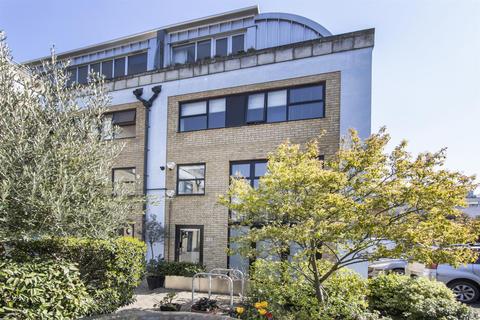 13 Empress Mews, London, SE5 9BT