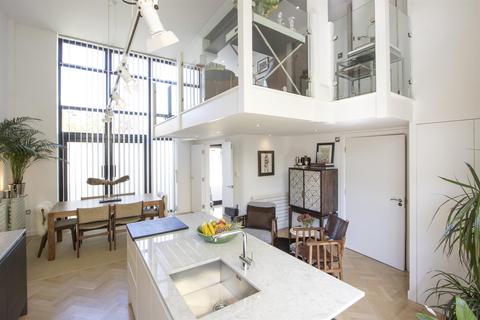 13 Empress Mews, London, SE5 9BT