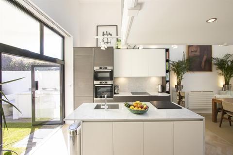 13 Empress Mews, London, SE5 9BT