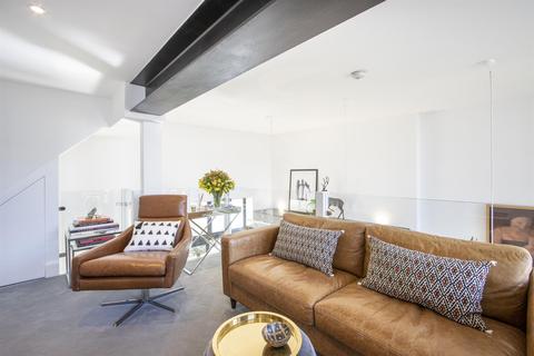 13 Empress Mews, London, SE5 9BT