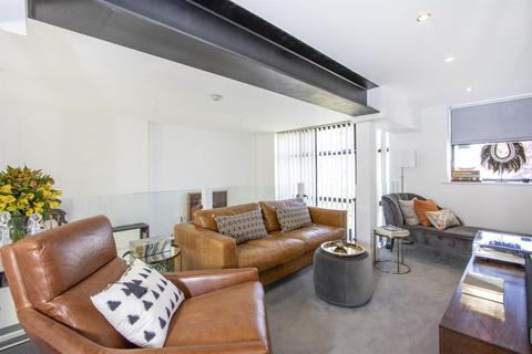 13 Empress Mews, London, SE5 9BT
