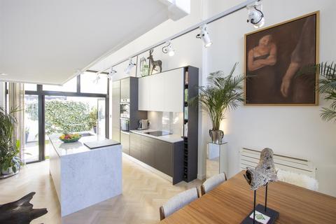 13 Empress Mews, London, SE5 9BT