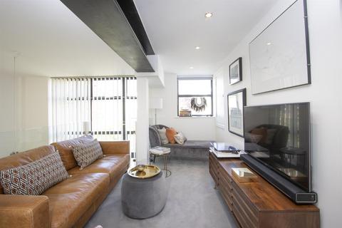 13 Empress Mews, London, SE5 9BT