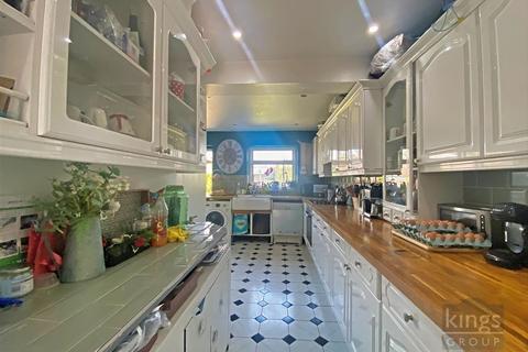 59 Melbourne Way, Enfield, EN1 1XG