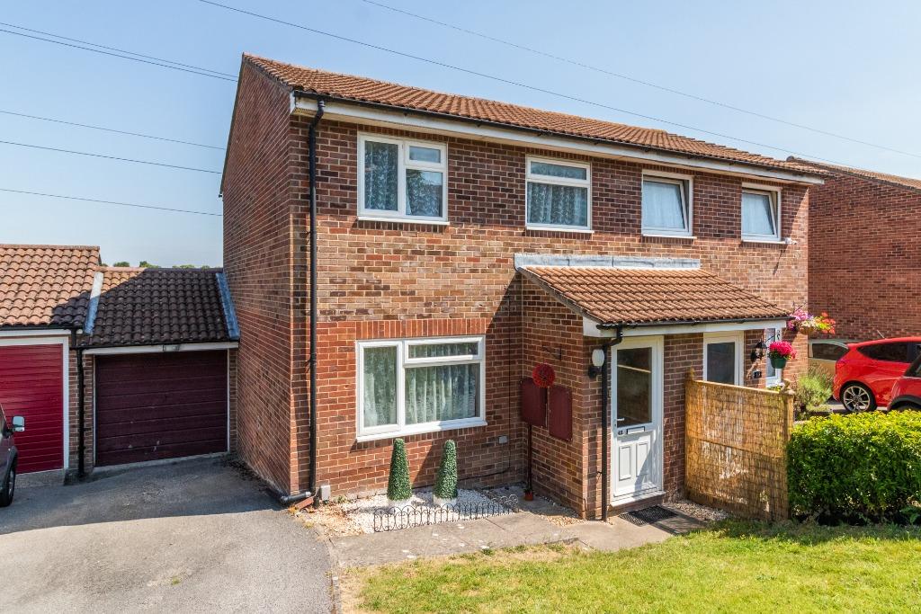 Ward Close, Andover, SP10 3 bed semidetached house £230,000