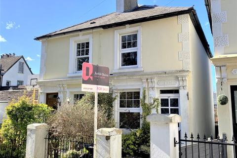 97 Poplar Road, Leatherhead, KT22 8SB