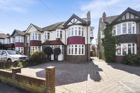 41 Buxton Drive, New Malden, KT3 3UX