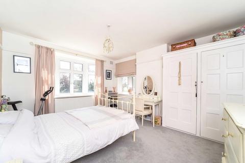41 Buxton Drive, New Malden, KT3 3UX