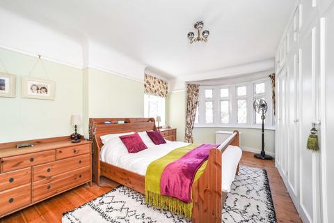 41 Buxton Drive, New Malden, KT3 3UX