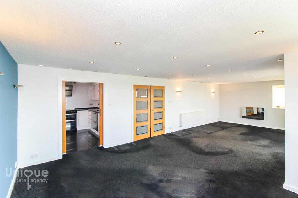 The Sandpipers, 53 North Promenade, Lytham St. Annes, FY8 2 bed