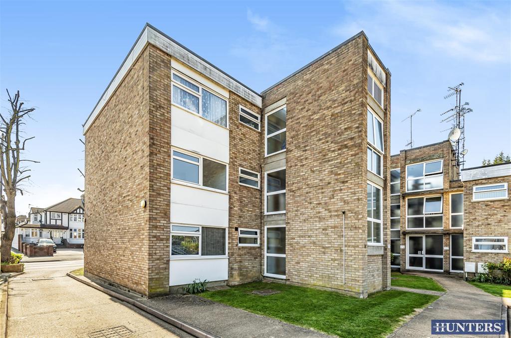 Upminster Road, Hornchurch, RM11 3XP 1 bed flat £235,000
