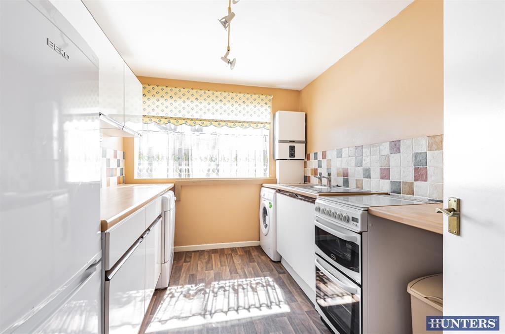 Upminster Road, Hornchurch, RM11 3XP 1 bed flat £235,000