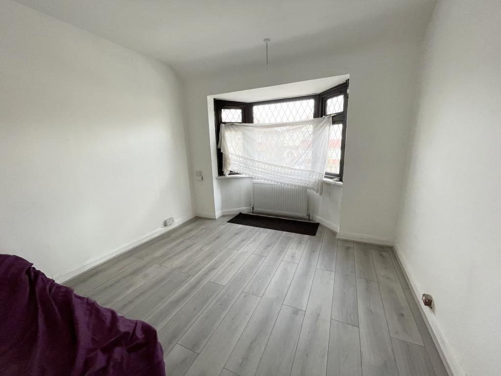 Castle Road, Northolt, UB5 3 bed semidetached house £1,600 pcm (£369 pw)