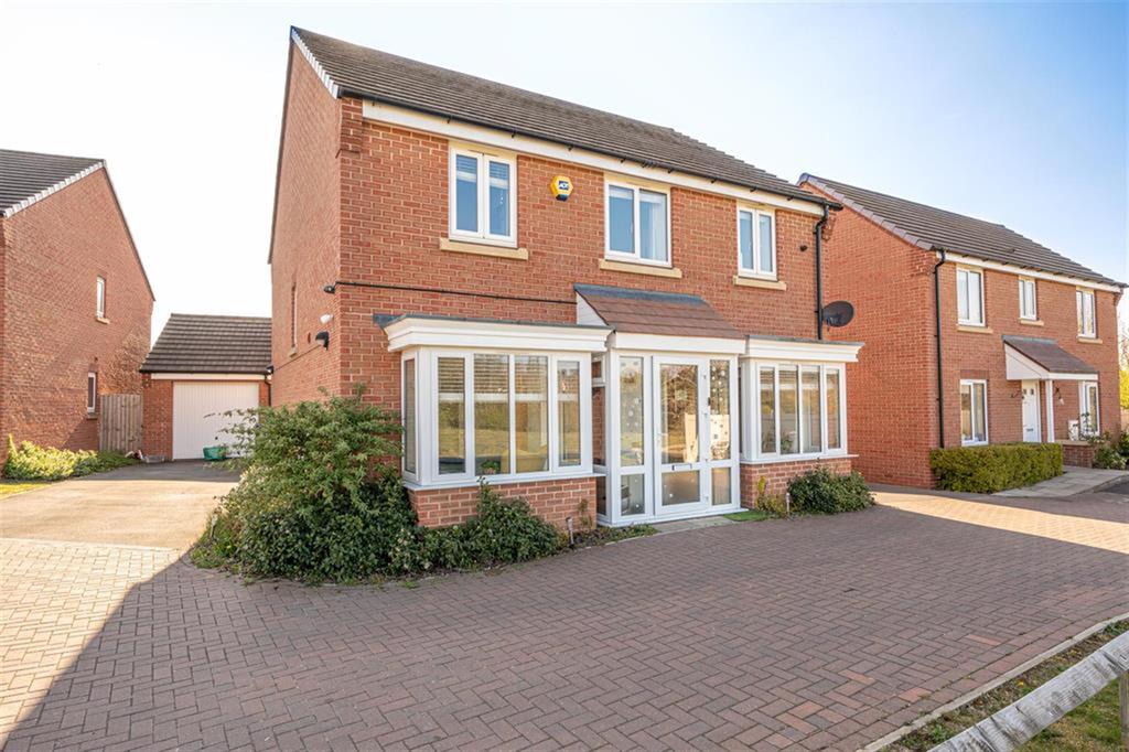 Pullman Drive, Kingswinford, DY6 7BE 4 bed detached house £335,000