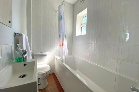 142 Balmoral Road, Northampton, NN2 6JZ