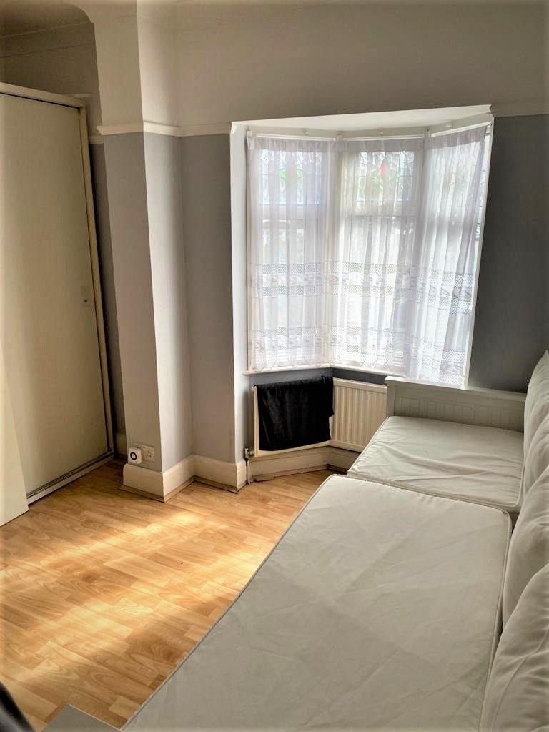Ridge Avenue, London N21 1 bed in a house share £585 pcm (£135 pw)