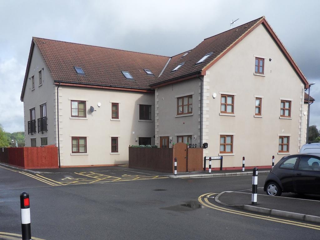 Trescothick Close, Keynsham, Bristol... 1 bed flat £750 pcm (£173 pw)