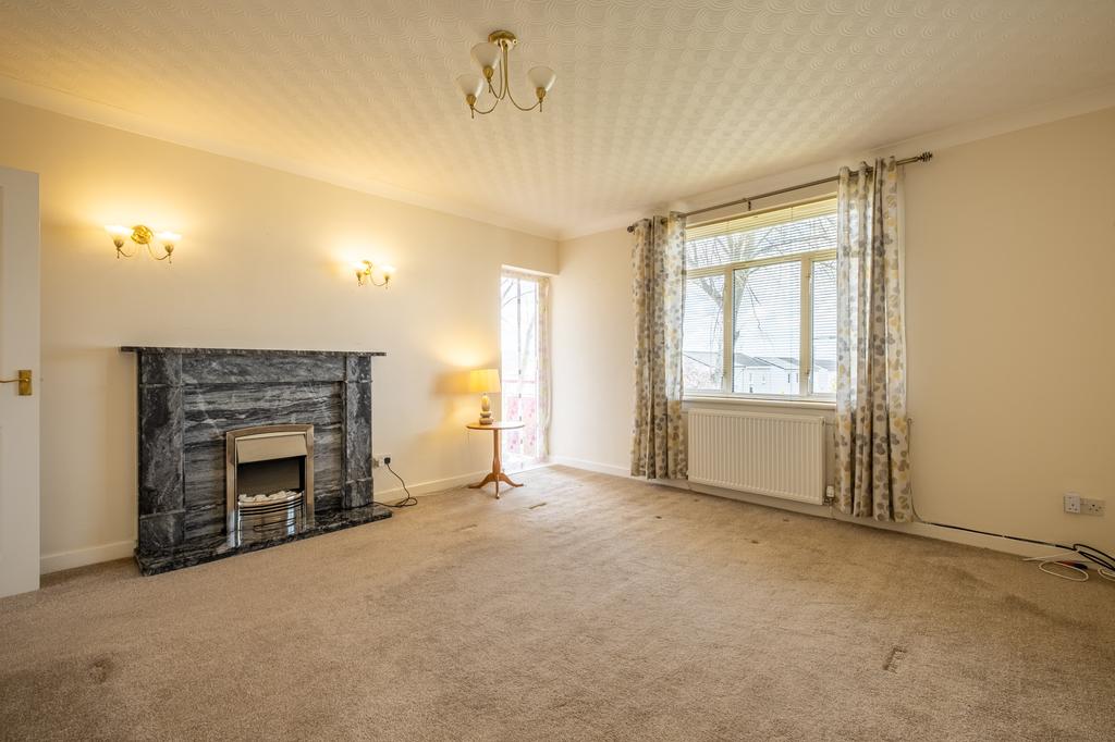 220 Cairnhill Circus, Flat 2/1, Crookston, Glasgow, G52 3NW 3 bed flat