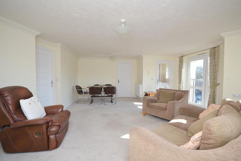 Living room (angle 2