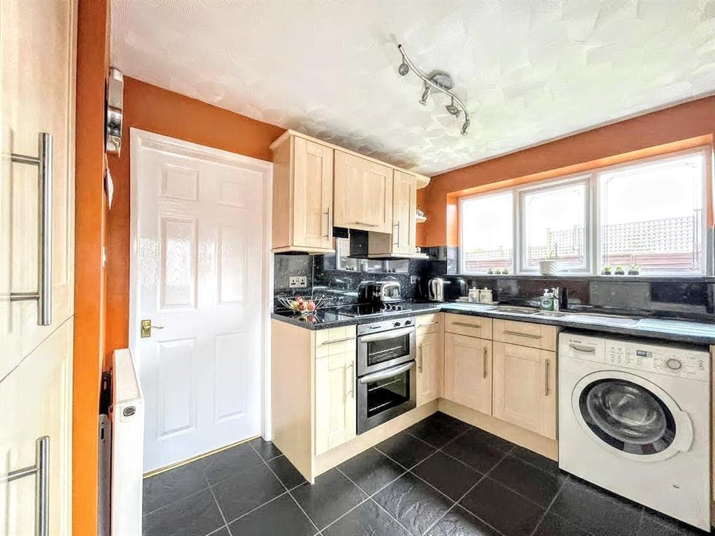 Oakwood Crescent, Royston, Barnsley, S71 4HA 3 bed detached house £