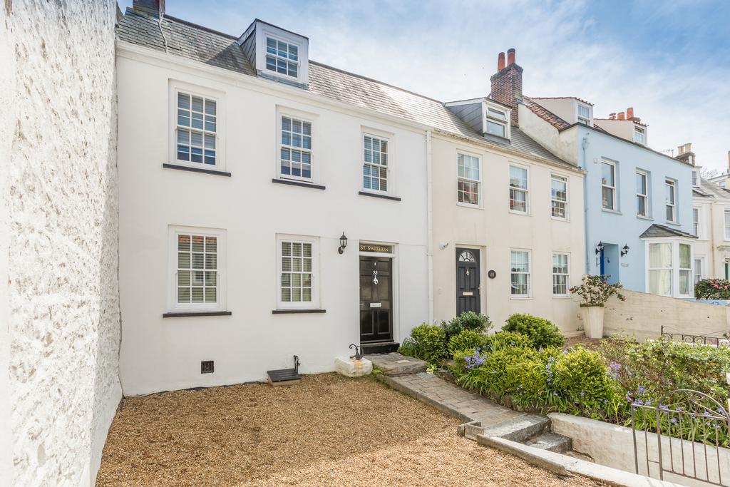 38 Mount Durand, St. Peter Port, Guernsey 2 bed terraced house £2,000