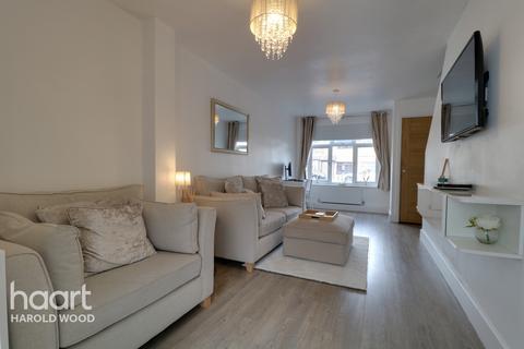39 Copperfields Way, Romford, RM3 0XE