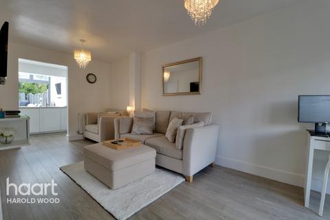 39 Copperfields Way, Romford, RM3 0XE
