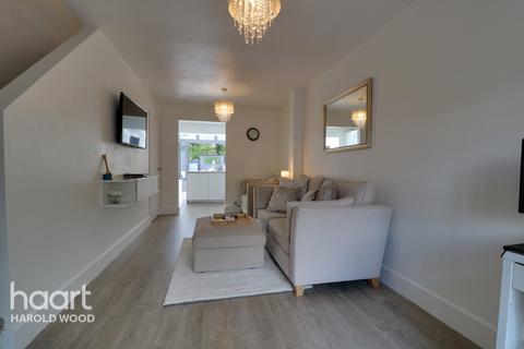 39 Copperfields Way, Romford, RM3 0XE