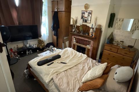 4 bedroom semi-detached house to rent, mackie road , Bristol BS34