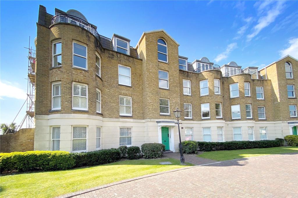 Beach Crescent, Littlehampton 2 bed apartment £300,000