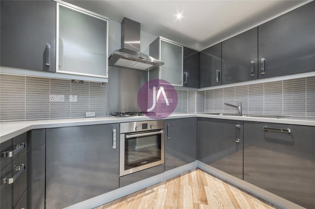 Gray Court, 73 Marsh Road, Pinner, HA5 2 bed apartment £1,500 pcm (£