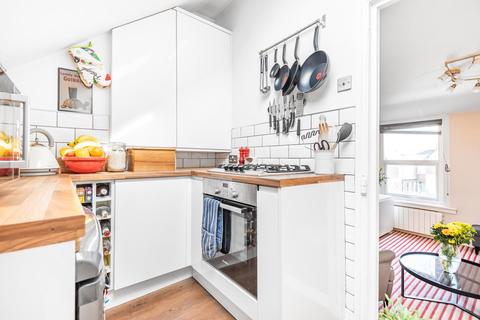 Flat C, 72 Gilbey Road, London, SW17 0QG