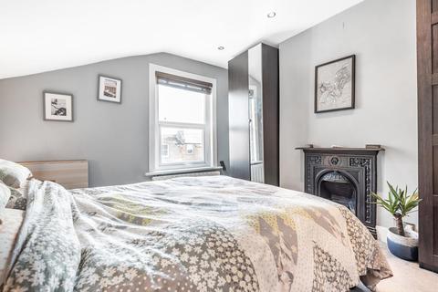 Flat C, 72 Gilbey Road, London, SW17 0QG