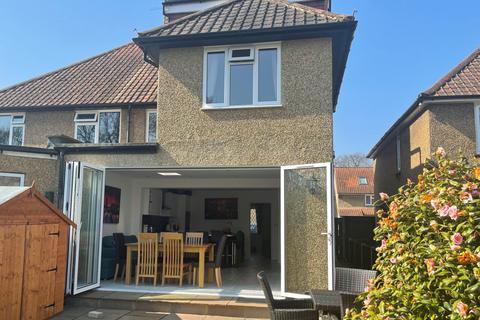 12 Taylor Road, Ashtead, KT21 2HY