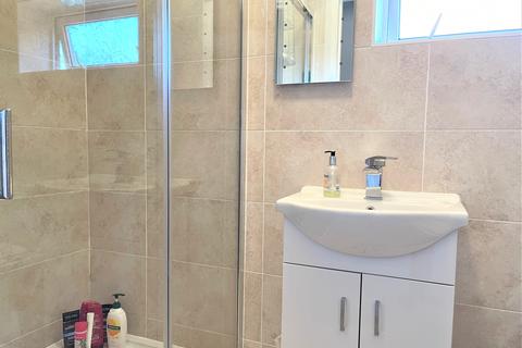 12 Taylor Road, Ashtead, KT21 2HY