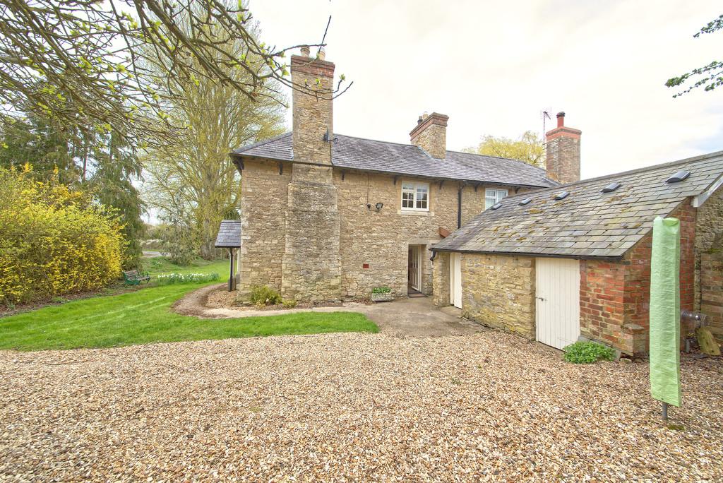 Warrington nr Olney Bedfordshire 2 bed cottage £1,200 pcm (£277 pw)