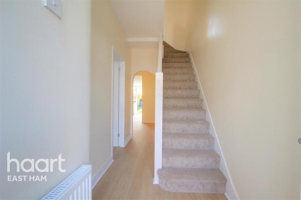Kempton Road, E6 3 bed terraced house £1,600 pcm (£369 pw)
