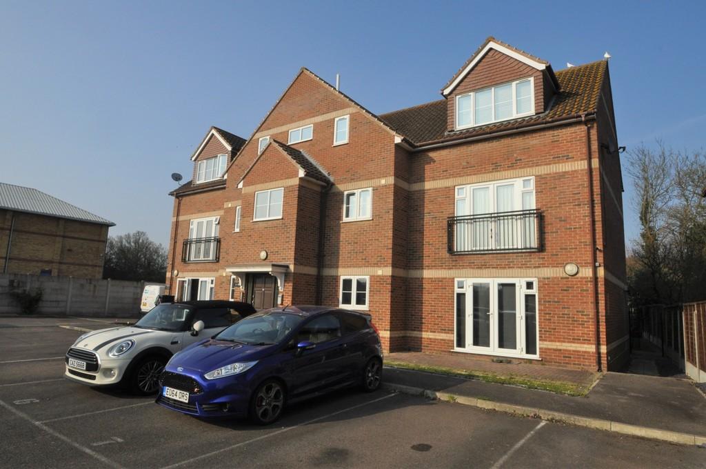 Rayleigh Road, Benfleet 2 bed flat £220,000