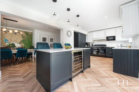 14 Nelwyn Avenue, Hornchurch, RM11 2PZ