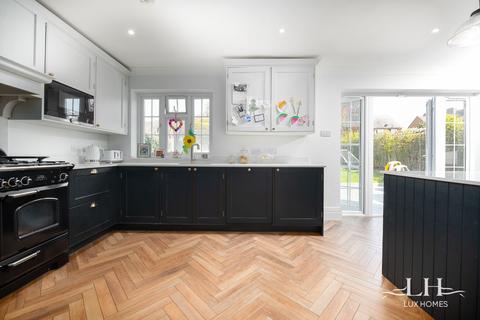 14 Nelwyn Avenue, Hornchurch, RM11 2PZ