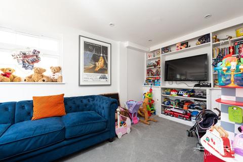 14 Nelwyn Avenue, Hornchurch, RM11 2PZ