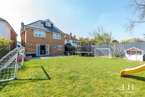 14 Nelwyn Avenue, Hornchurch, RM11 2PZ