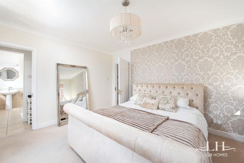 14 Nelwyn Avenue, Hornchurch, RM11 2PZ